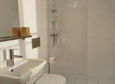 3 Gäste mit Terrasse WC 2 3 Gäste mit Terrasse