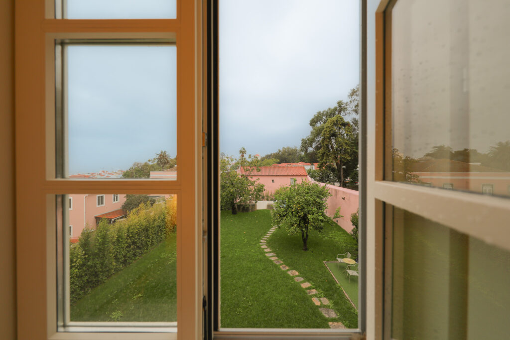 Vista al jardín con piscina